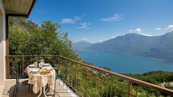 Familienapartment, Mehrere Schlafzimmer, Bergseite (Tremosine Wonderful Lake View 2) | Speisen im Freien