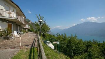 Family Apartment, Multiple Bedrooms, Mountainside (Tremosine Wonderful Lake View 2) | Teres/patio