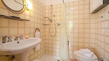 Familie appartement, meerdere slaapkamers, uitzicht op gebergte (Tremosine Wonderful Lake View 2) | Badkamer | Een douche, een regendouche, een haardroger, een bidet