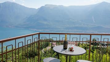 Familie appartement, meerdere slaapkamers, uitzicht op gebergte (Tremosine Wonderful Lake View 2) | Buiten dineren