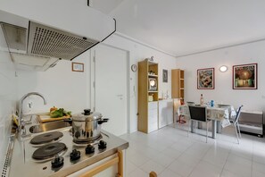 家庭公寓, 多间卧室, 湖畔 (Residenza Lago D'Argento) | 私人厨房 | 冰箱、微波炉、炉灶、茶具/咖啡用具