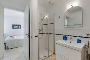 Familienapartment, Mehrere Schlafzimmer, Seeseite (Residenza Lago D'Argento) | Badezimmer