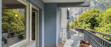 Căn hộ dành cho gia đình, 1 phòng ngủ, ban công, cạnh hồ (Residenza Lago D'Argento by the Beach) | Khu ẩm thực ngoài trời