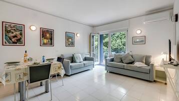 Familienapartment, 1 Schlafzimmer, Seeseite (Residenza Lago D'Argento) | Wohnzimmer | Flachbildfernseher