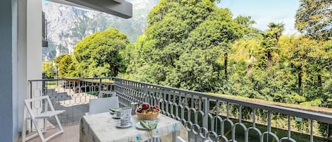 อพาร์ทเมนท์สำหรับครอบครัว, 1 ห้องนอน, ระเบียง, ริมทะเลสาบ (Residenza Lago D'Argento by the Beach) | รับประทานอาหารกลางแจ้ง