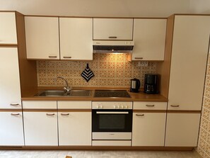 Kühlschrank, Ofen, Herdplatte, Wasserkocher mit Kaffee-/Teezubehör