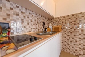 Geladeira, micro-ondas, cooktop, cafeteira/chaleira