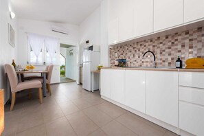 Geladeira, micro-ondas, cooktop, cafeteira/chaleira