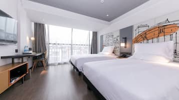 Family Room, Multiple Beds | Premium bedding, down comforters, memory foam beds, desk