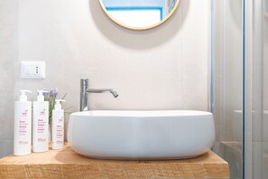 Shower, hair dryer, bidet, towels - Darsena Sunset Suite I by Wonderful Italy (Siracusa)