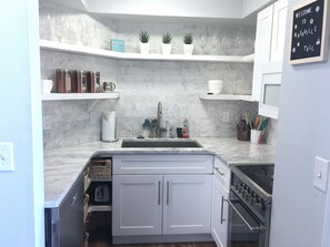 Een koelkast, een magnetron, een oven, een kookplaat