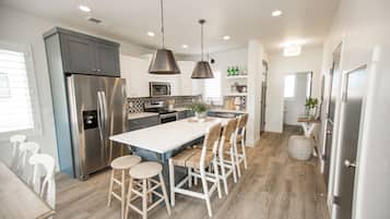 Townhome, 3 Bedrooms | Private kitchen | Oven