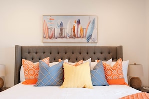 12 bedrooms, individually decorated, individually furnished - Freedom Vacation Rentals Condos With Pool View (Washington)