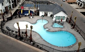 Pientalo, 4 makuuhuonetta | Uima-allas | Ulkouima-allas