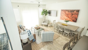 Interior - The View by Freedom Vacation Rentals (Washington)