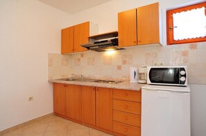 Refrigerador, microondas, parrilla de estufa y cafetera y tetera 