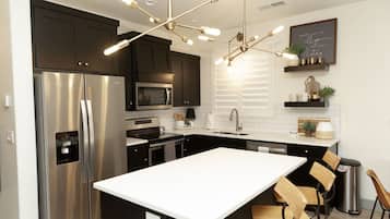 Townhome, 4 Bedrooms | Private kitchen | Oven