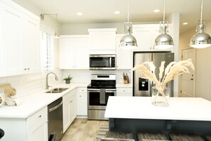 Townhome, 4 Bedrooms | Private kitchen | Oven