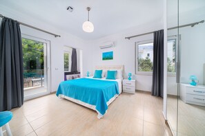 5 chambres, coffres-forts dans les chambres, fer et planche à repasser