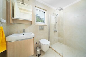 Douche, séchoir à cheveux, serviettes fournies, savon