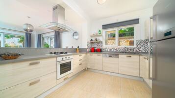 Réfrigérateur, four, bouilloire électrique, grille-pain