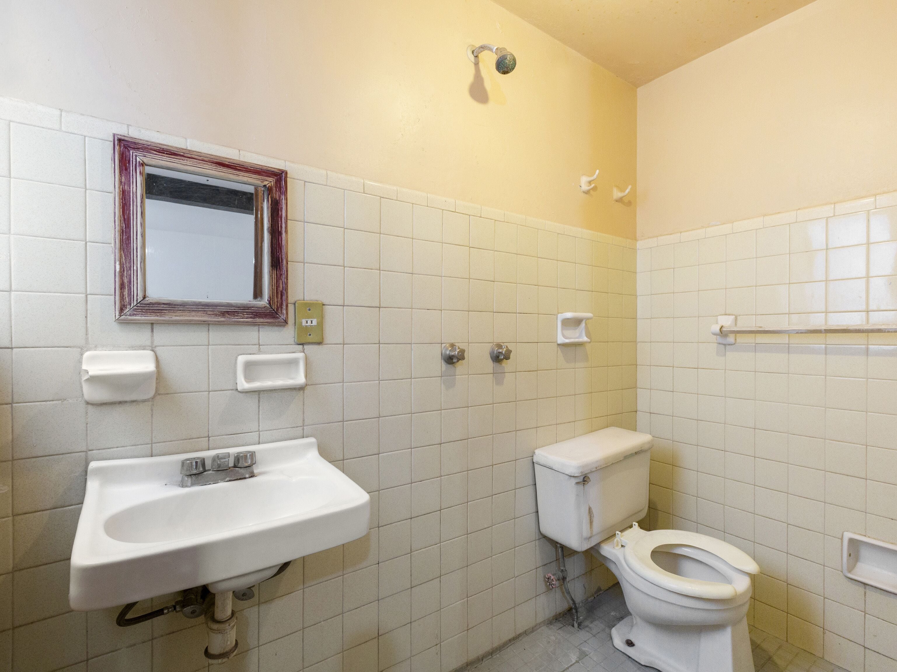Een badkamer met een wastafel, toilet en douche.