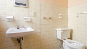 Habitación familiar | Baño | Regadera, amenidades de baño gratuitas, toallas, shampoo