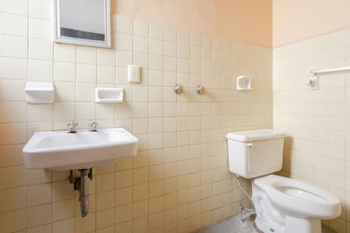 Habitación familiar | Baño | Regadera, amenidades de baño gratuitas, toallas, shampoo