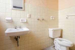 Family Room | Bathroom | Shower, free toiletries, towels, shampoo - OYO Hotel Emperador, Oaxaca (Oaxaca)