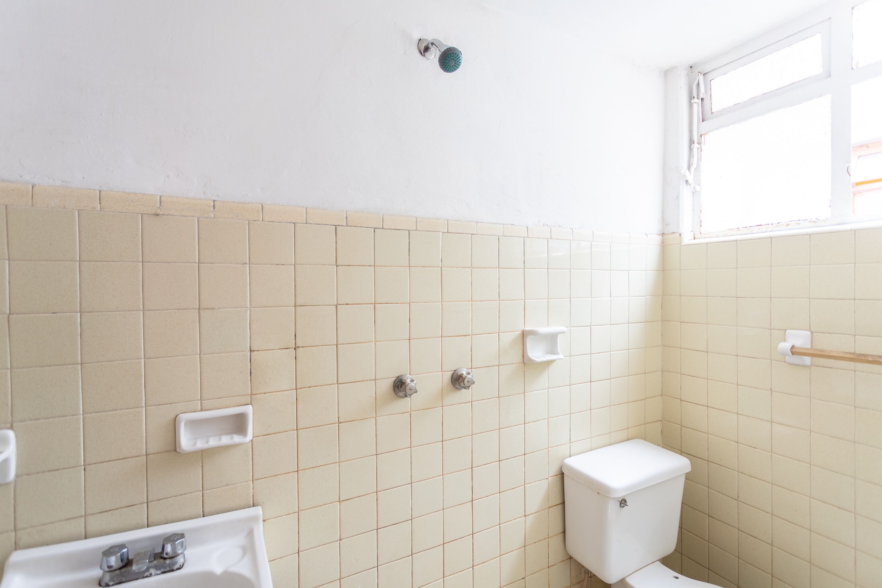 Standard Quintuple | Bathroom | Shower, free toiletries, towels, shampoo