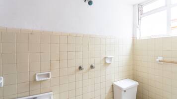 Standard Quintuple | Bathroom | Shower, free toiletries, towels, shampoo