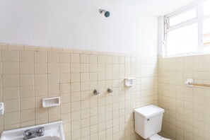 Standard Quintuple | Bagno | Doccia, set di cortesia gratuito, asciugamani, shampoo