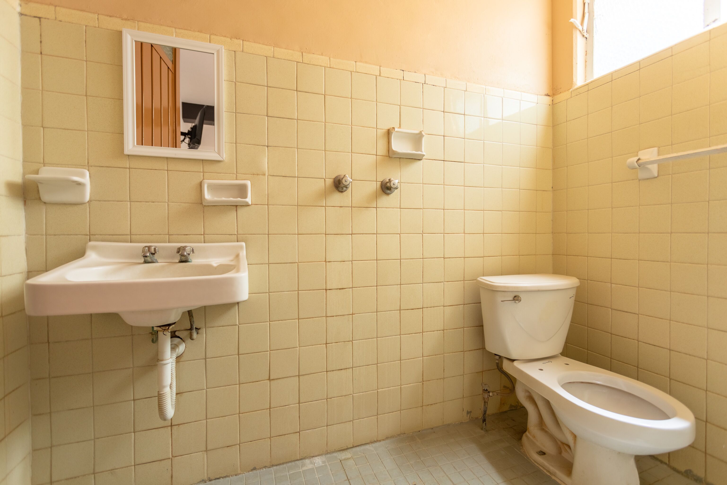 Habitación estándar (3 Double Bed) | Baño | Regadera, amenidades de baño gratuitas, toallas, shampoo 