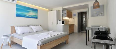 خزنة داخل الغرفة ومكواة/لوح كي وواي فاي وملاءات أسرّة