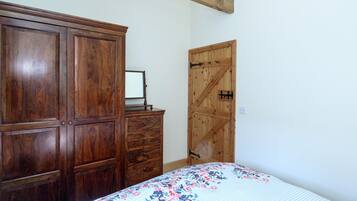 1 bedroom, iron/ironing board, travel cot, free WiFi