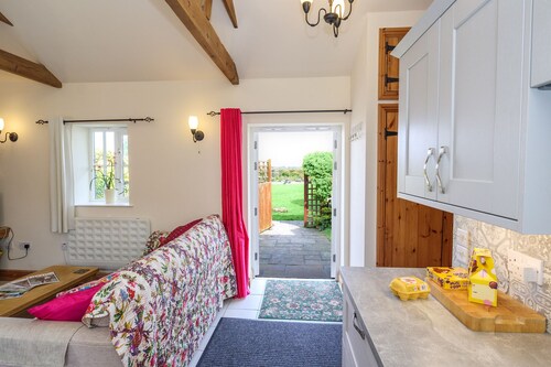 YORK, THORGANBY FARM COTTAGES,YORK /SELF CATERING ,FAMILY & PET FRIENDLY.PARKING