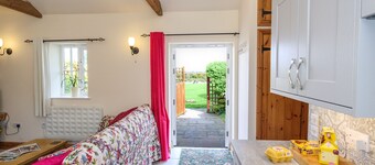 YORK, THORGANBY FARM COTTAGES,YORK /SELF CATERING ,FAMILY & PET FRIENDLY.PARKING