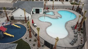 Casa adosada, 4 habitaciones | Piscina | Una piscina al aire libre