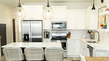 Townhome, 4 Bedrooms | Private kitchen | Oven