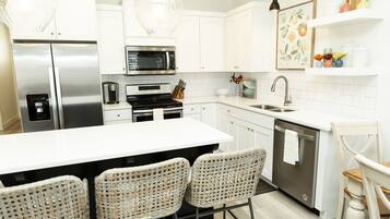 Townhome, 4 Bedrooms | Private kitchen | Oven