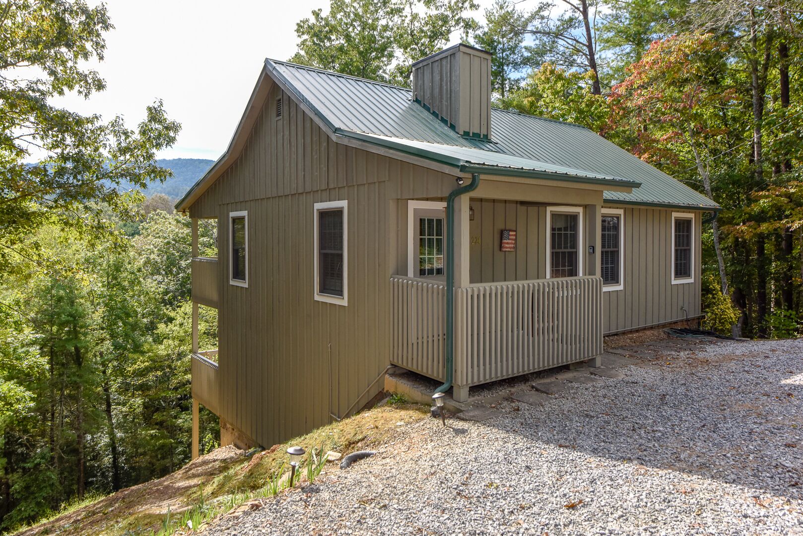 Three bedroom with mountain views, WiFi, FREE POOL ACCESS. 10 mins from GSMNP.