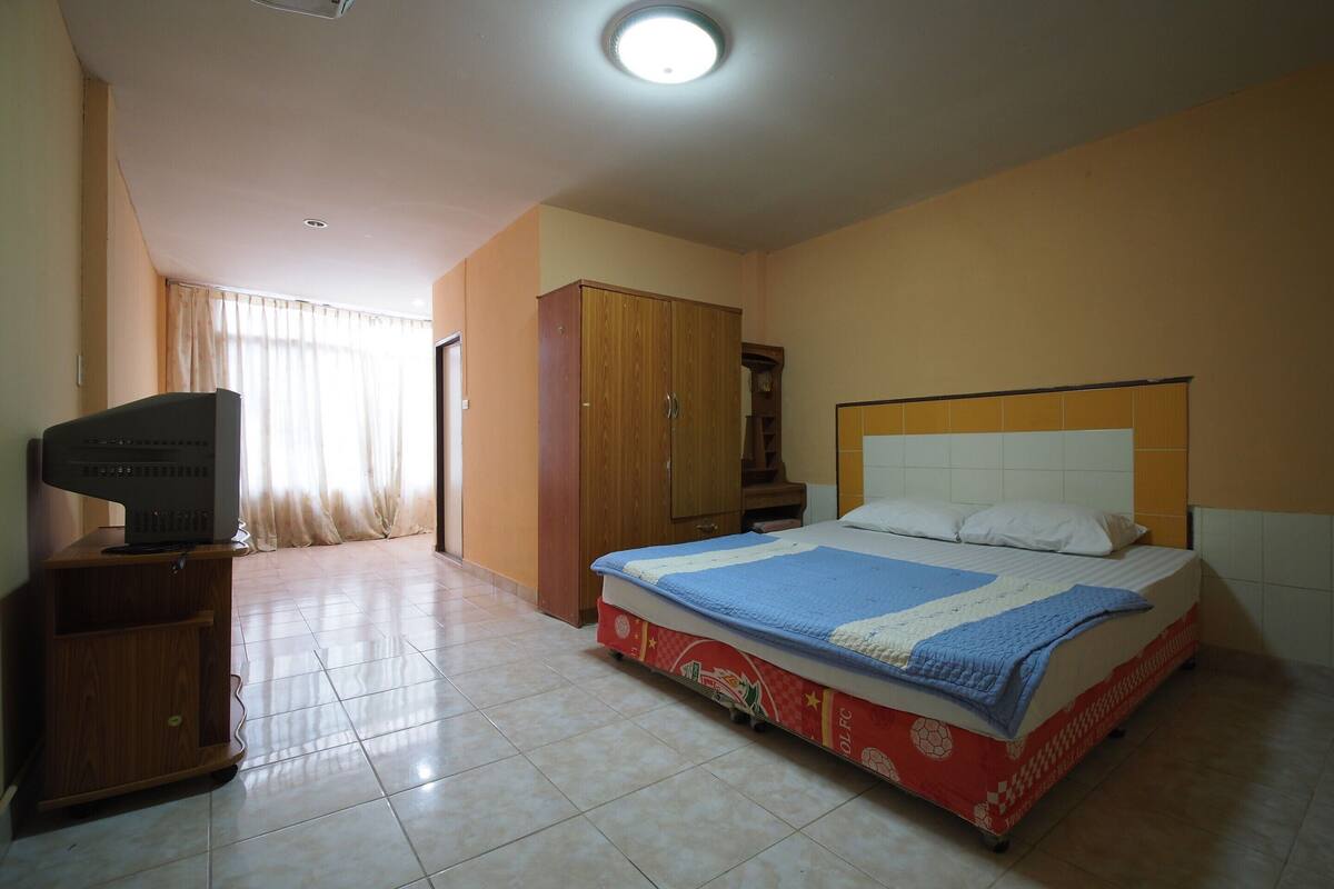 Desk, free WiFi, bed sheets