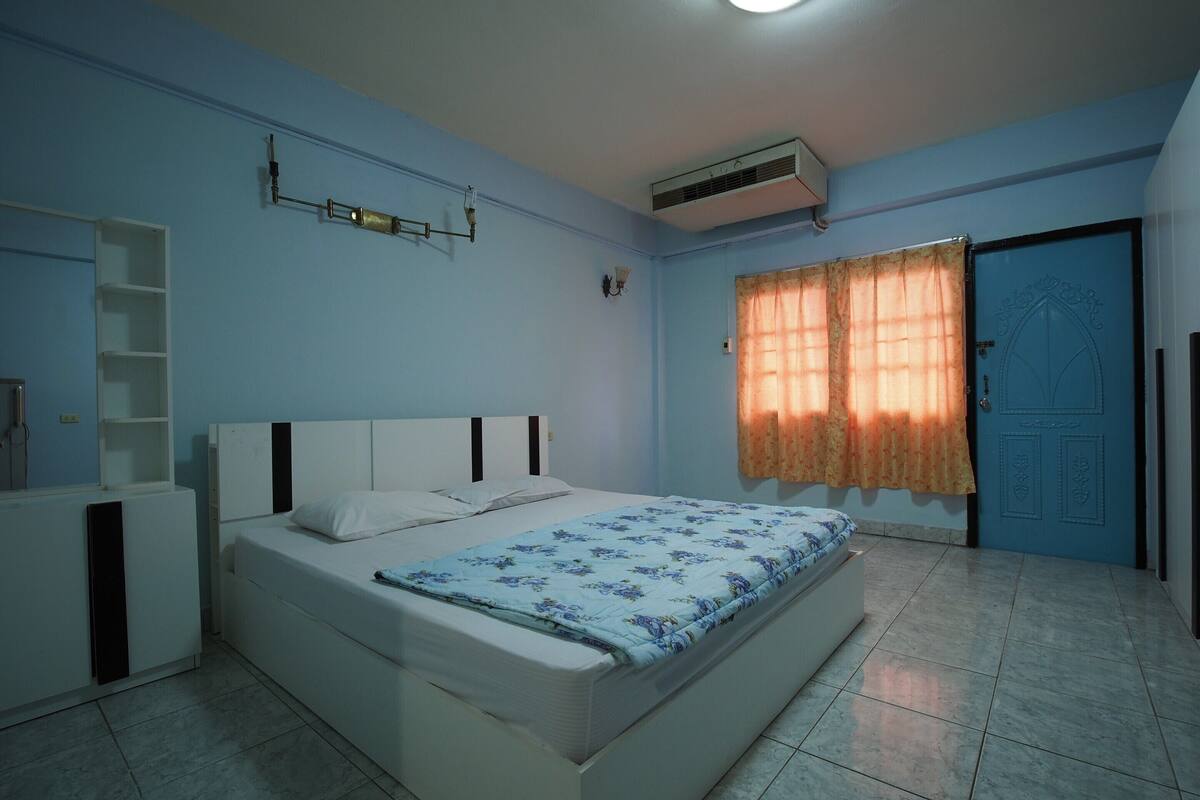 Desk, free WiFi, bed sheets