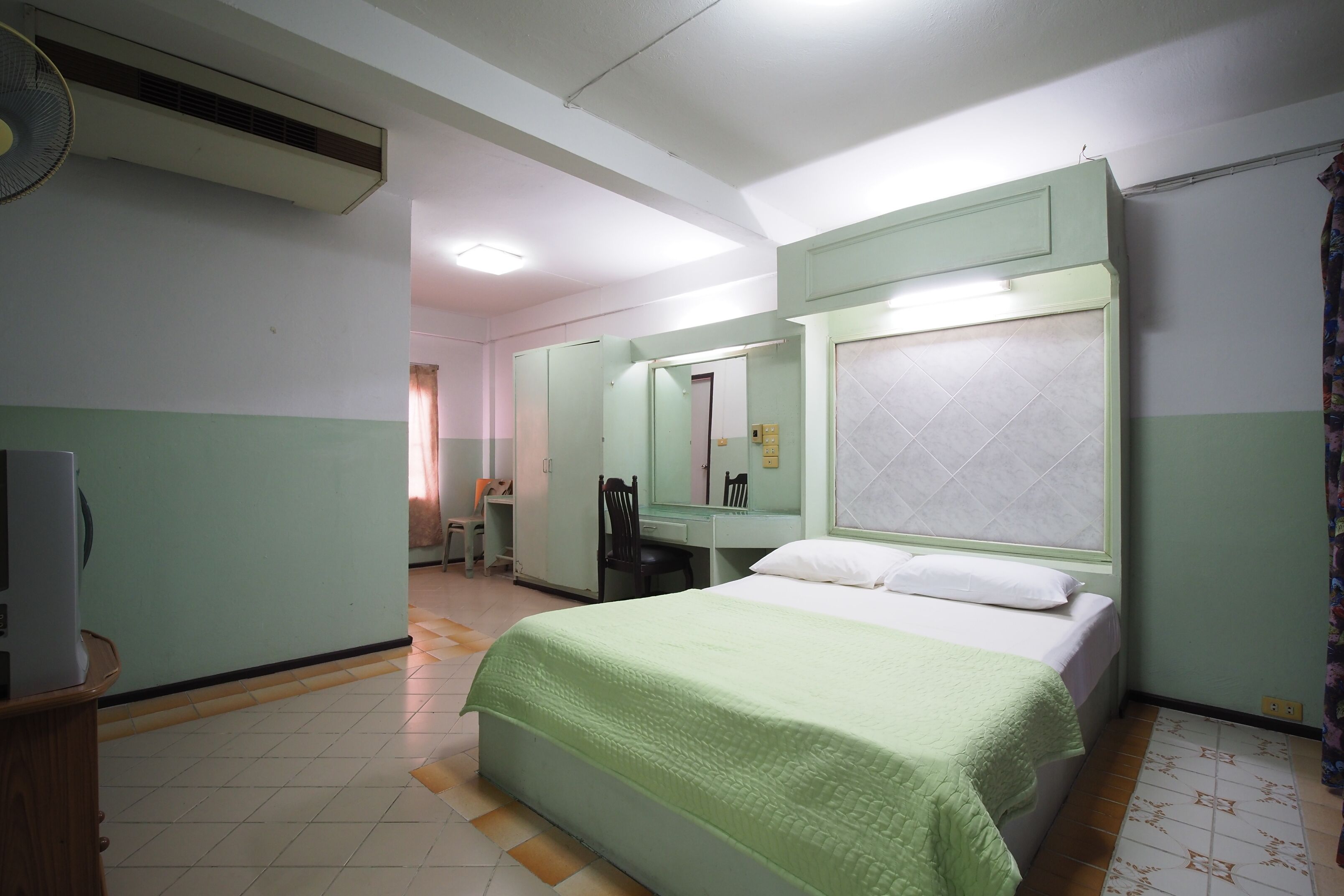 Desk, free WiFi, bed sheets