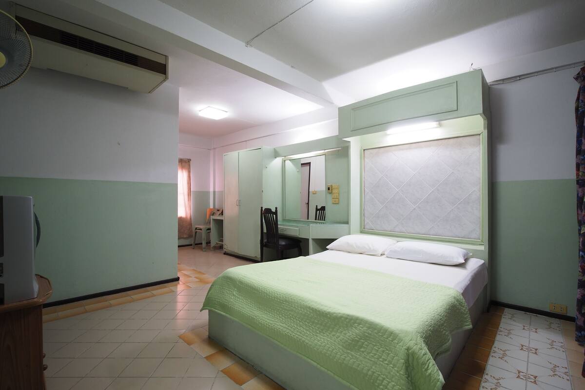 Desk, free WiFi, bed sheets