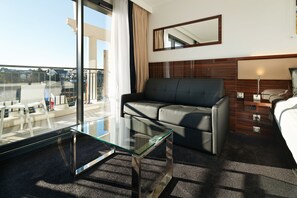 Executive Room | In-room safe, desk, laptop workspace, blackout curtains