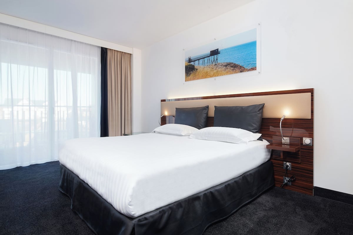 In-room safe, desk, laptop workspace, blackout drapes