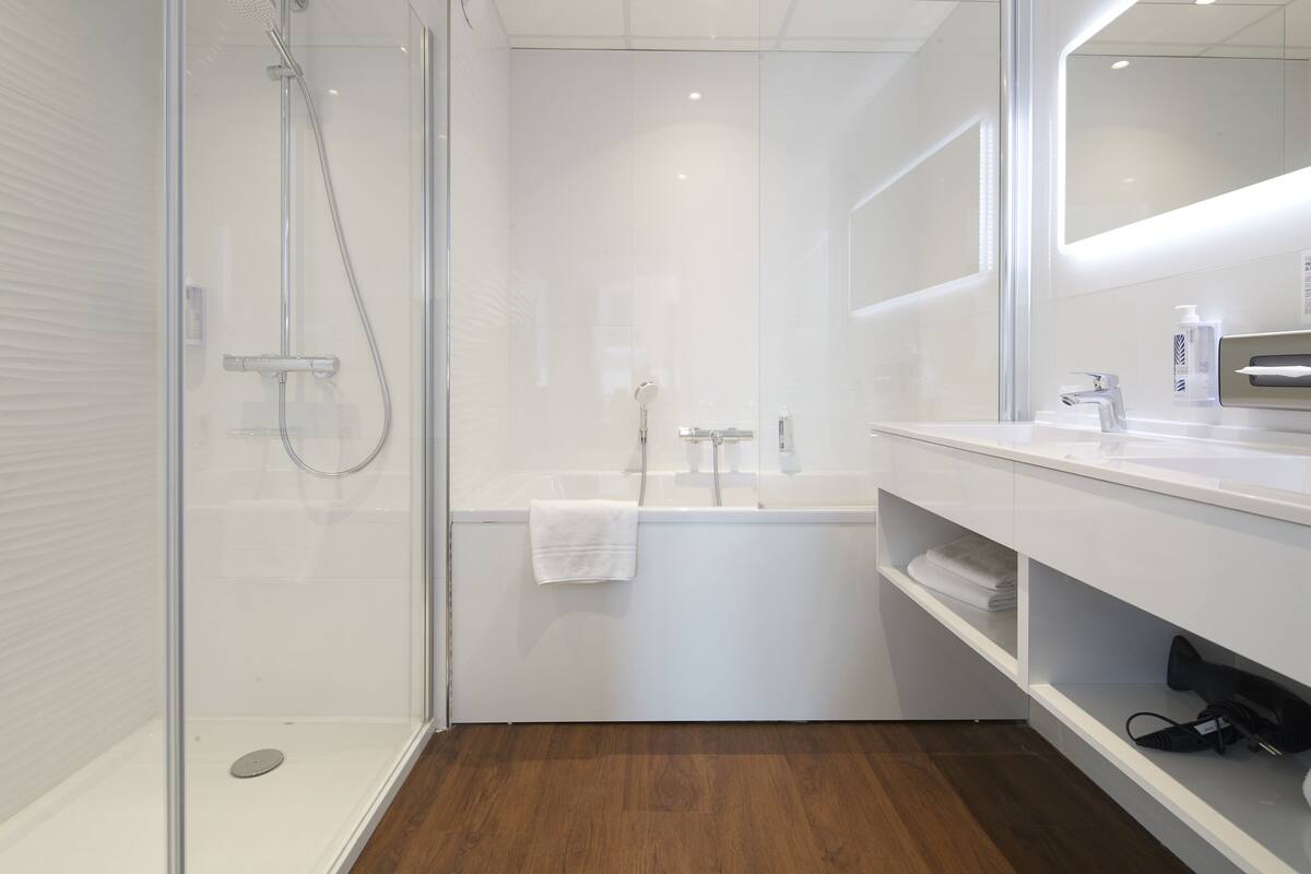 prestige suite | bathroom | free toiletries, hair dryer, towels, soap