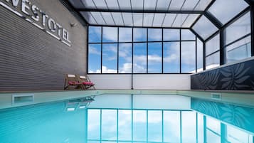 Piscine couverte, accès possible de 10 h 00 à 22 h 00, chaises longues