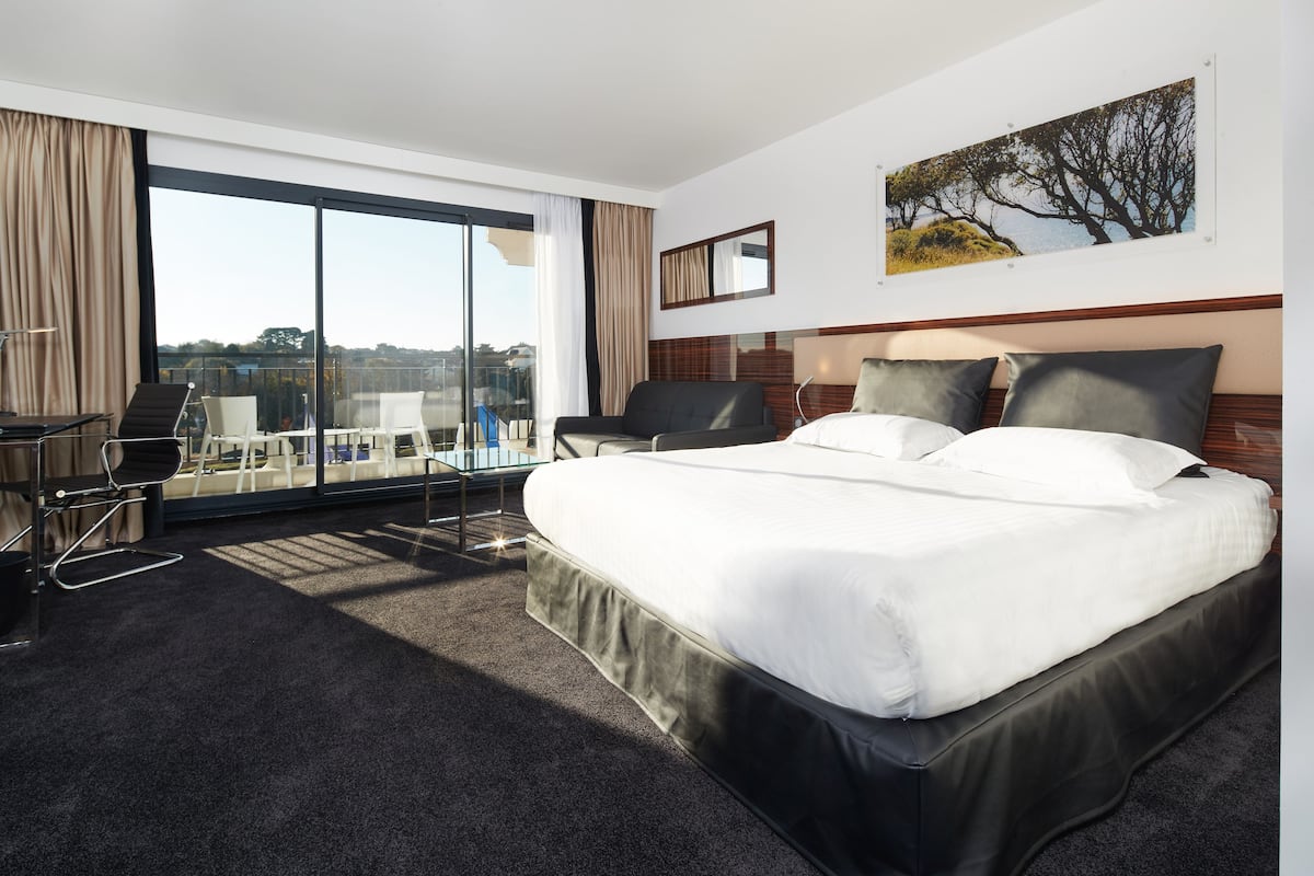 executive room | 1 bedroom, in-room safe, desk, laptop workspace